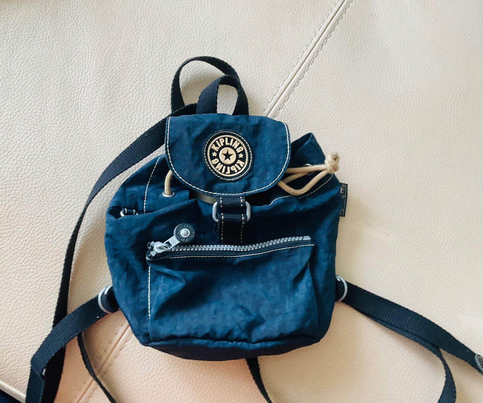 Kipling Zaini: Très sympa petit sac à dos marine KIPLING – Usato da Genève venduto da Mazelyne
