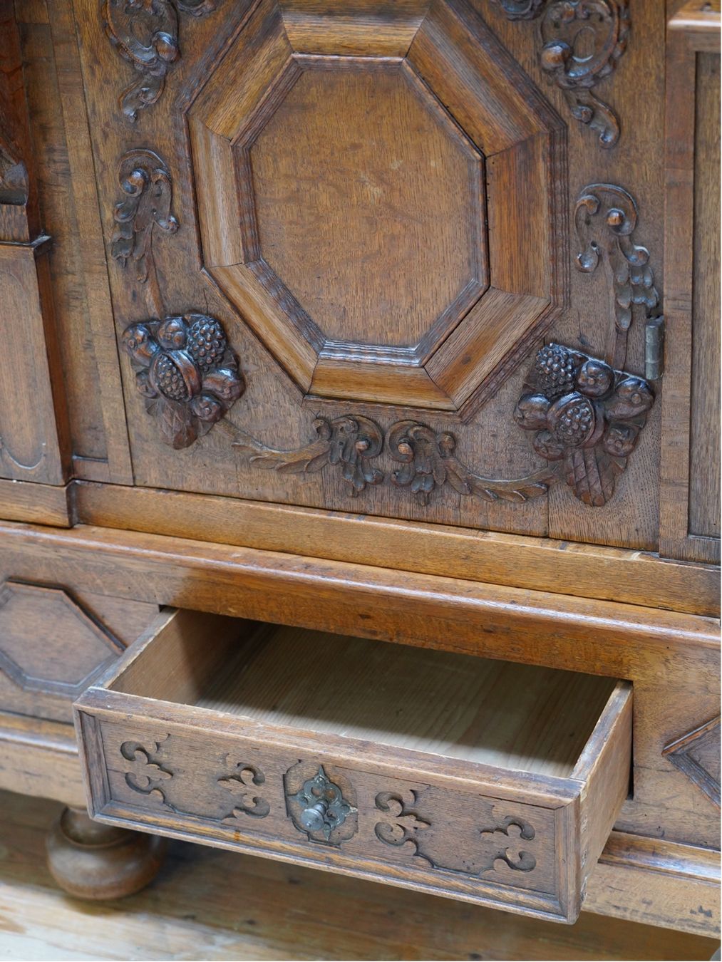 Armoires: Herausragender Ulmer Barockschrank – D'occasion à Bern par glasfaeh 2