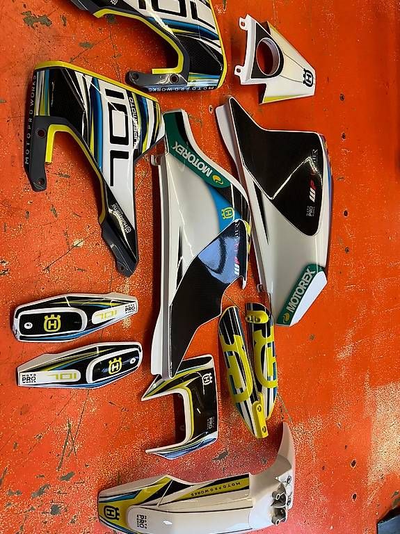 Toutes les pièces détachées moto: KIT PLASTICHE 701 SUPERMOTO – D'occasion à Manno par MOTOMIXMANNO 3