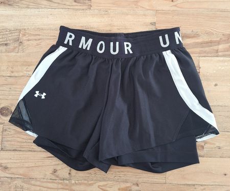 Short Under Armour noir/blanc, taille XS, bon état.