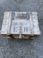 Alte Holzkiste / Truhe mit Beschlägen und Aufschrift "34"