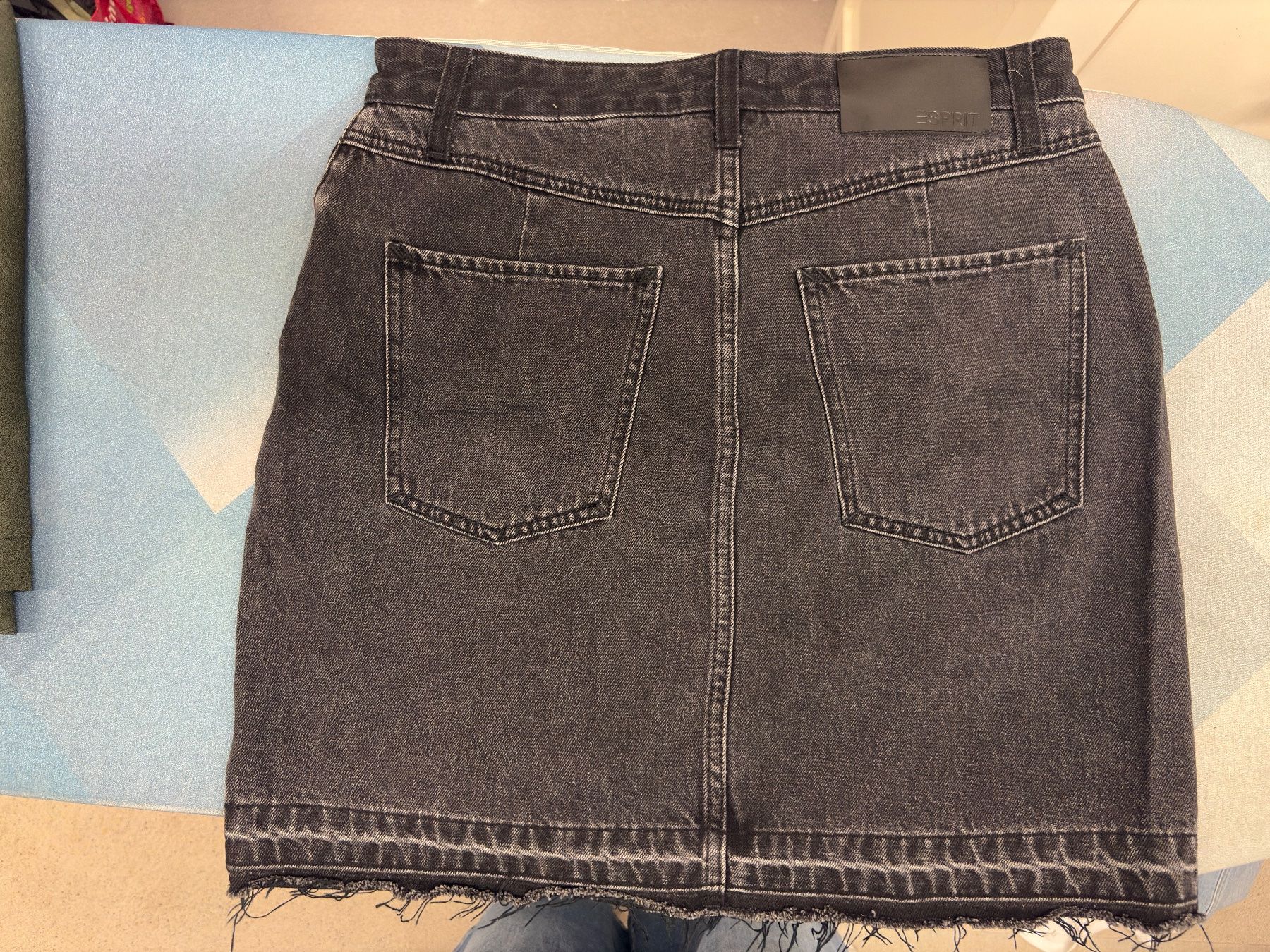 Esprit Gonne: Schwarzer kurzer Jeansrock von Esprit, Gr. 30 – Usato da Egg b. Zürich venduto da adimoxon 1