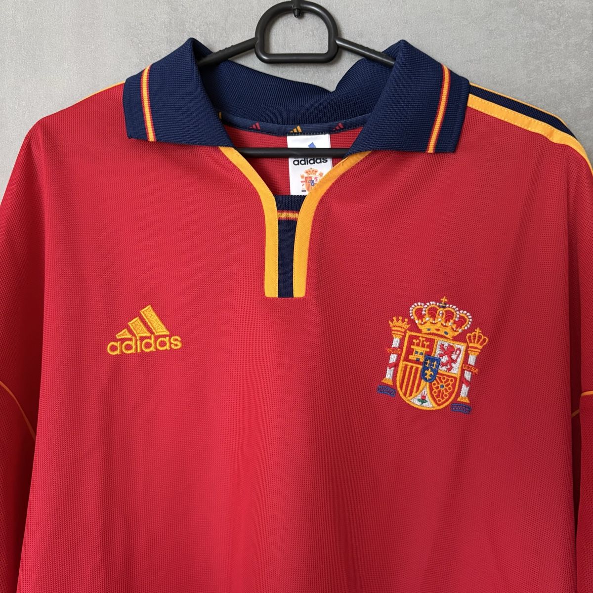 Adidas Canottiere & Pantaloni: Spanien Trikot Adidas Vintage 90s – Usato da Winterthur venduto da LaBodega 1