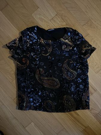 Schwarzes Shirt mit Samtapplikationen