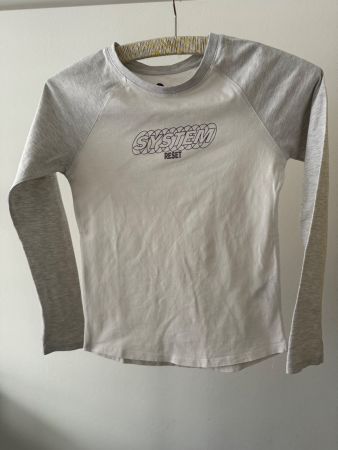 Langarmiges T-Shirt Gr 122-128 (8)