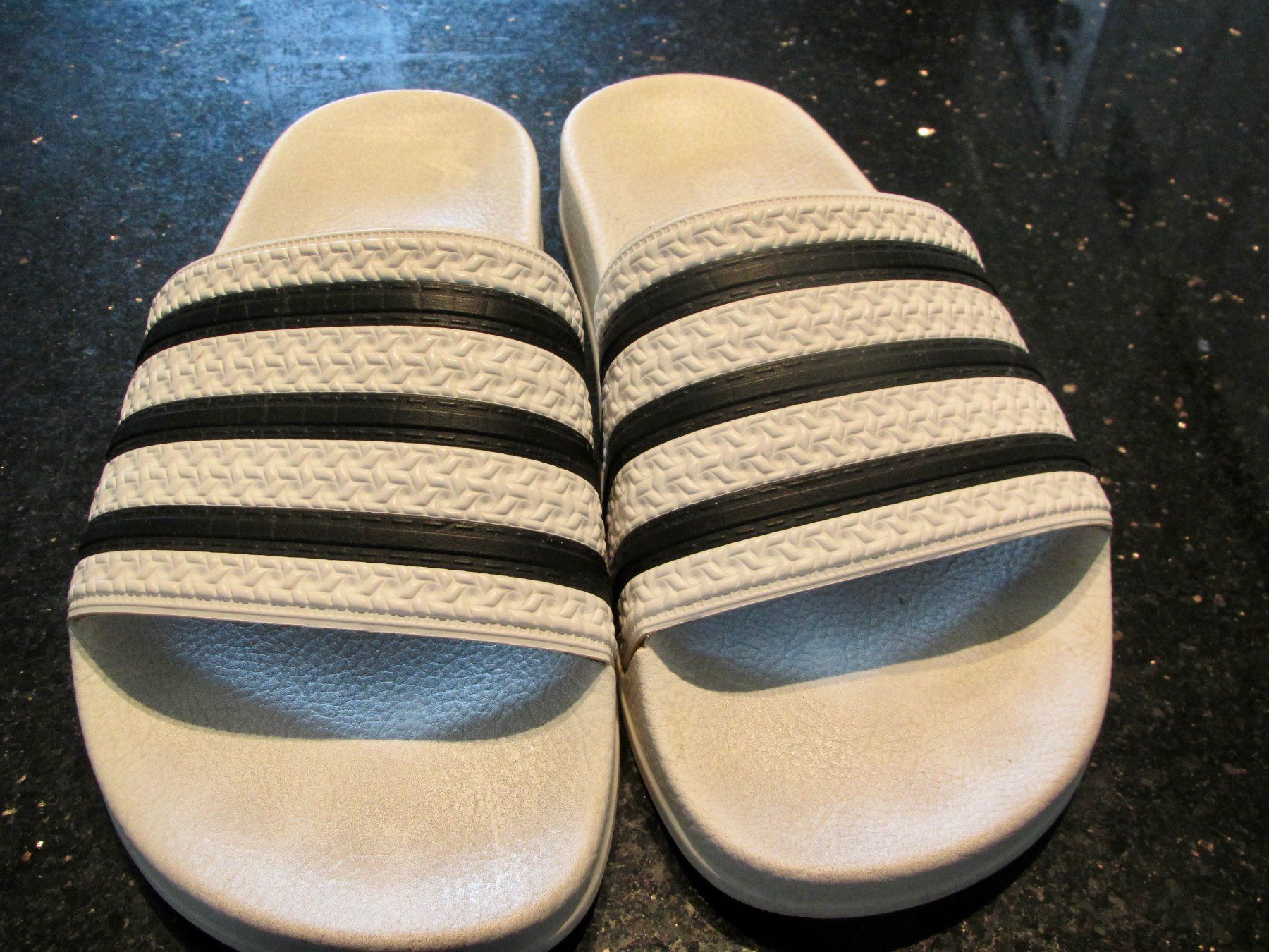 Adidas Chaussures hommes: CHAUSSURES DE BAIN ADILETTEN – D'occasion à Murten par Selliot 1