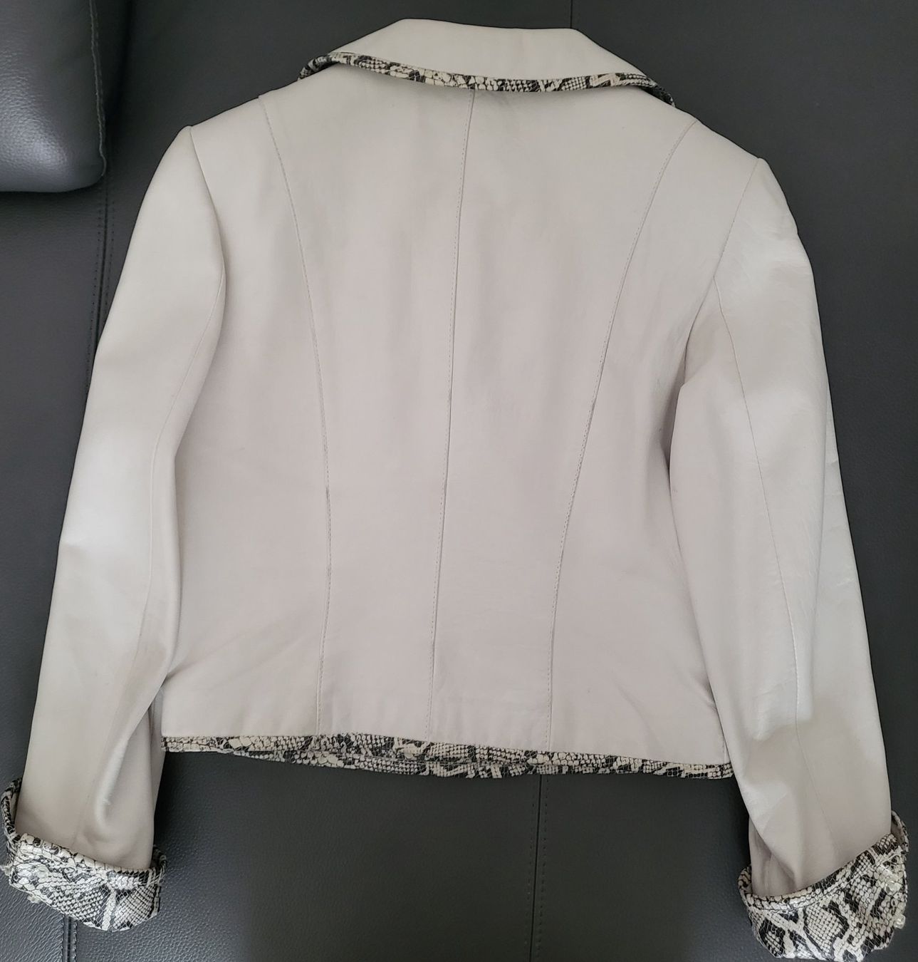 Completi & Tailleur: Veste et jupe en cuir. – Usato da Neuchâtel venduto da wikit 3