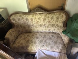 Antikes Sofa mit zwei Stühlen