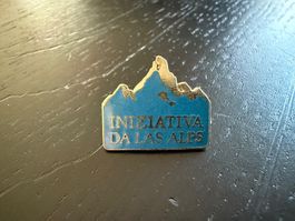 Iniziativa da las Alps Anstecknadel Pin Bergmotiv blau