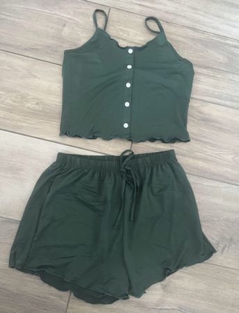 GRÜNES TOP UND SHORTS UNGETRAGEN GRÖSSE M