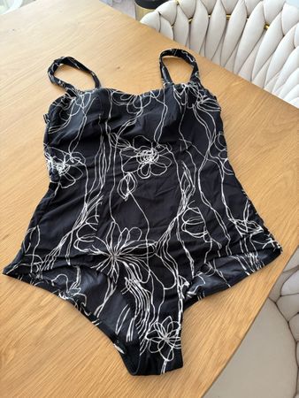 Costume da bagno intero nero con fiori bianchi, taglia 48