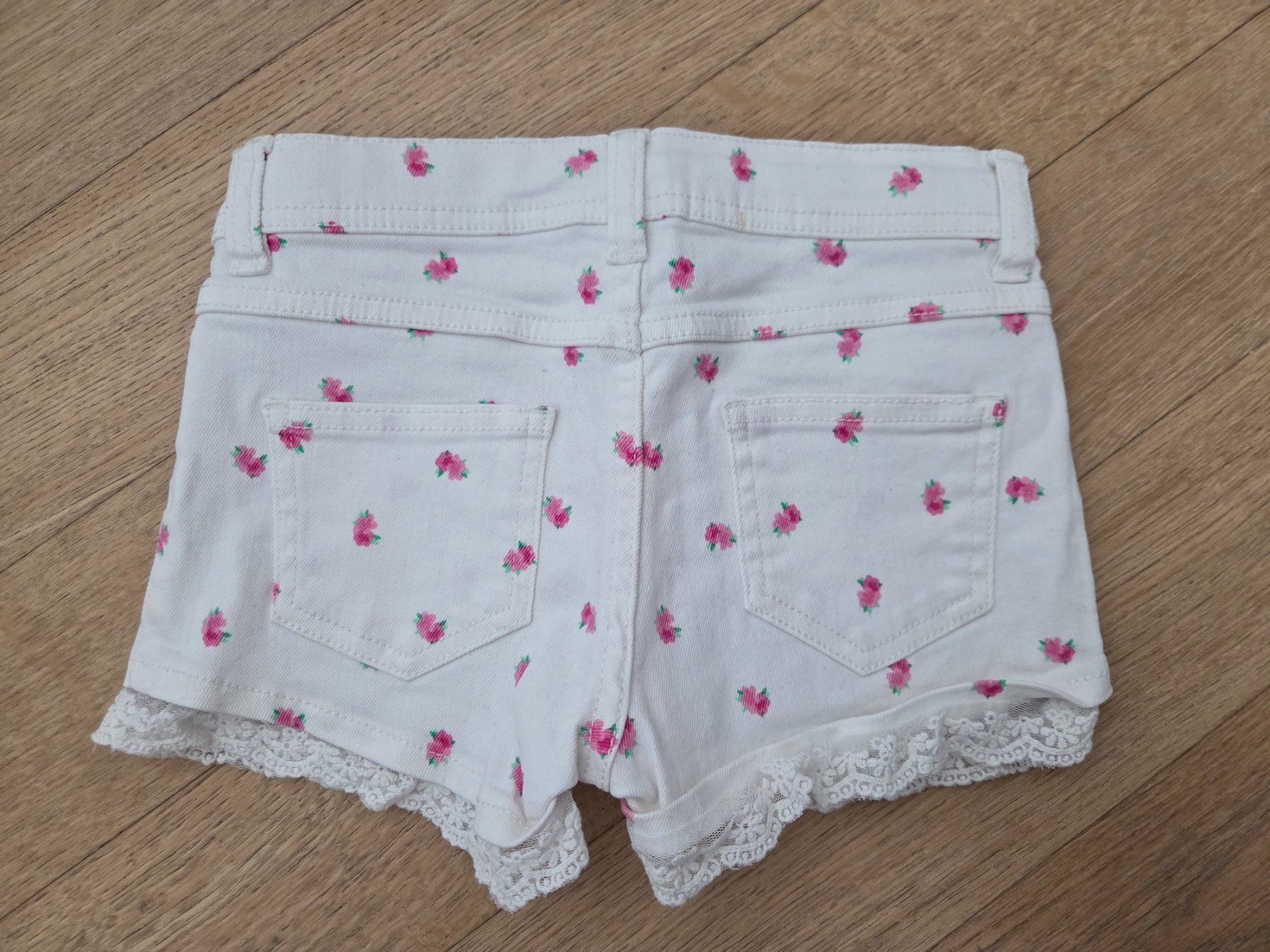 Pantaloni: Short fille 6-7 ans Taille 122 – Usato da Carouge GE venduto da Gasco 1