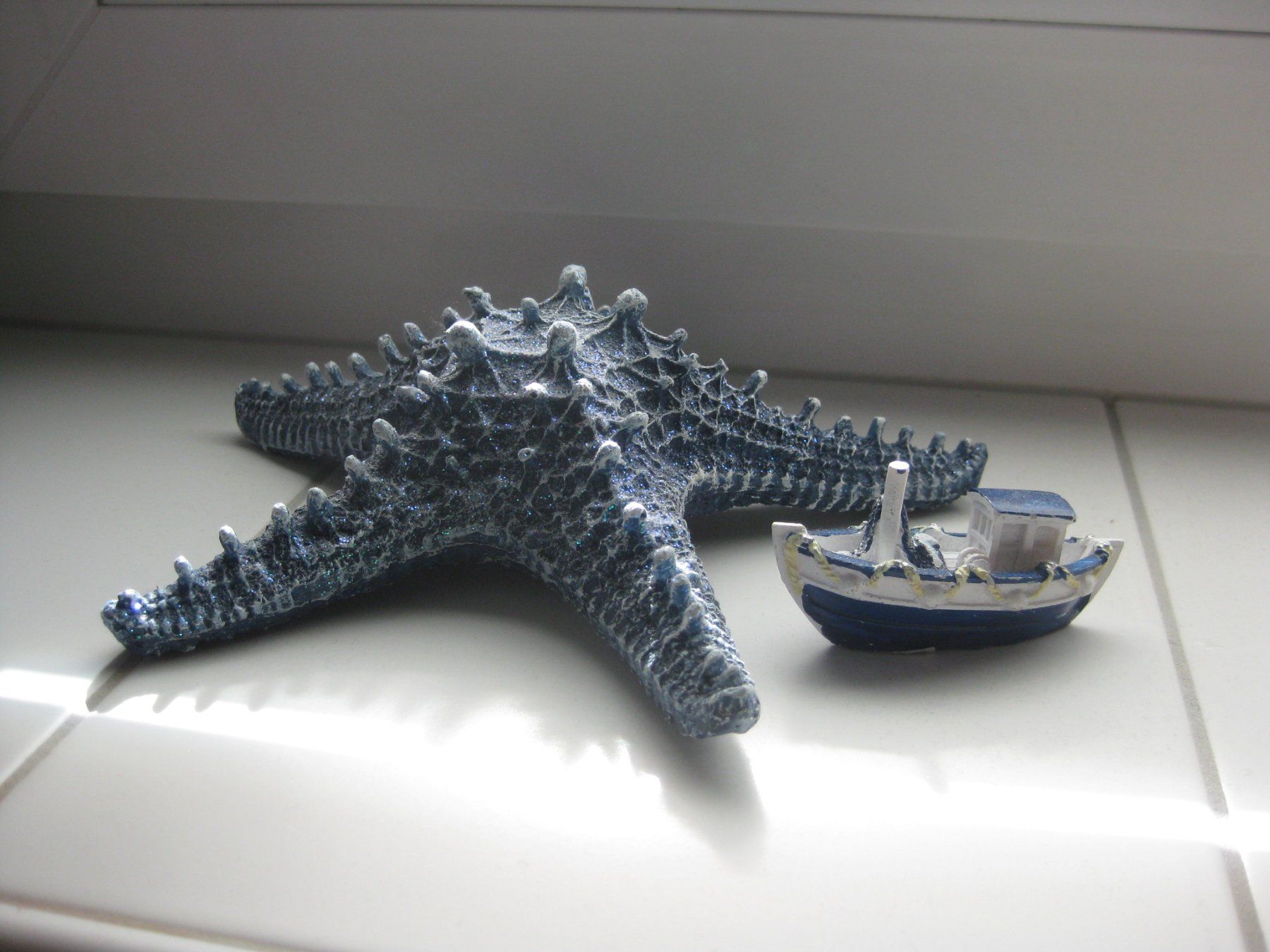 Toutes les décorations: Schöner SEESTERN mit Glitzer Martime und 1 Fischerboot – Neuf (Voir description) à Romanshorn par Wazoohandlung 3