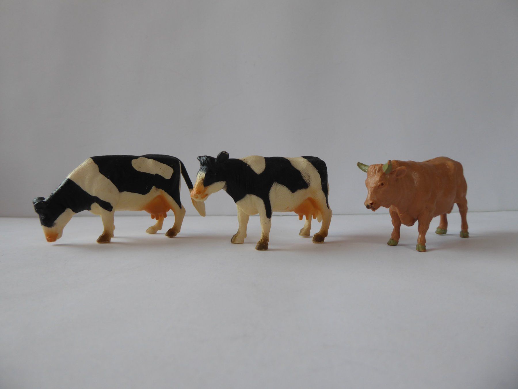 Statuette: 2 Freiberger Kühe,  1 Stier hellbraun – Usato da Turbenthal venduto da Panau