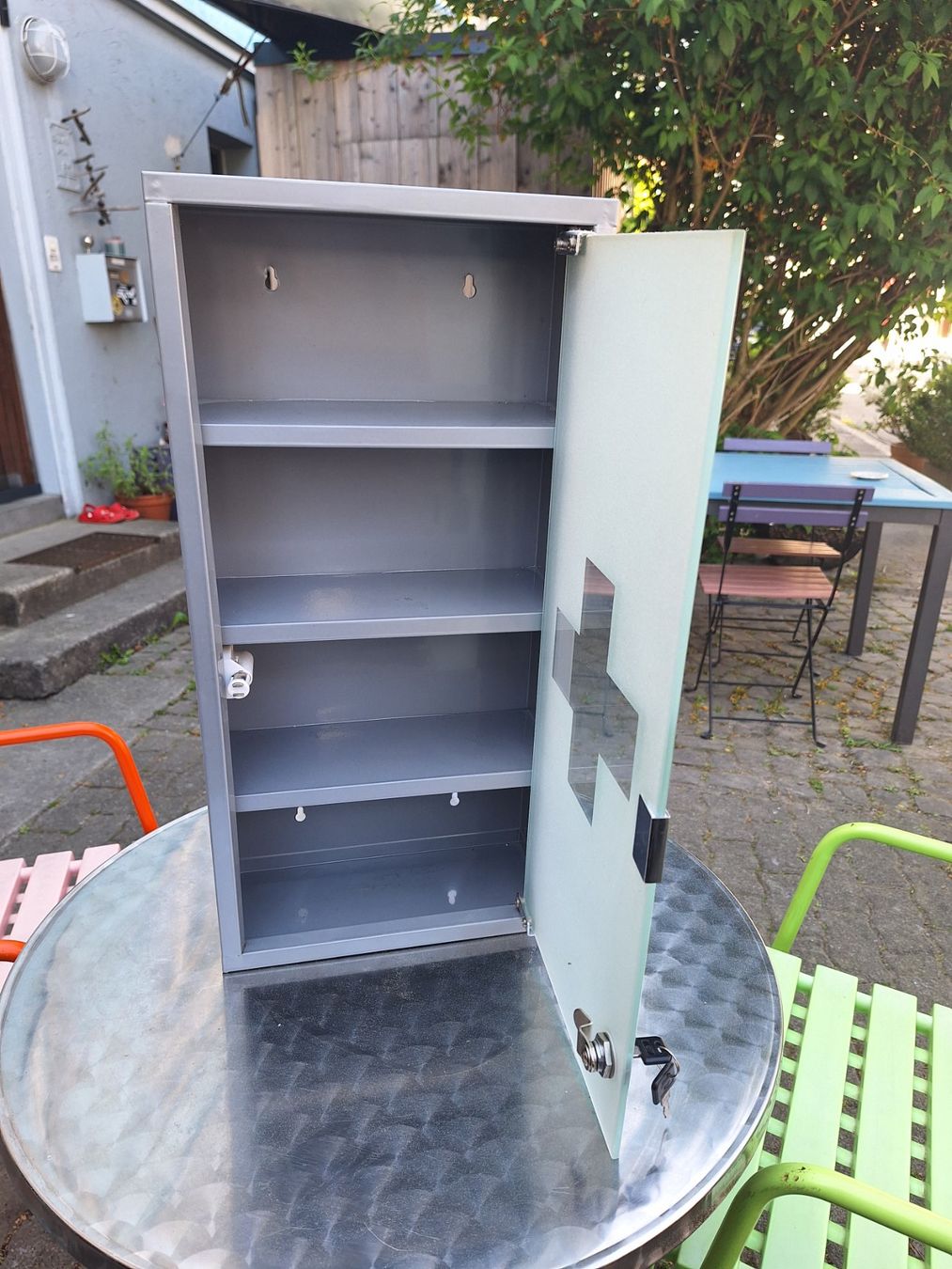 Verbandkästen: Erstehilfe Schrank Hängeschrank – Gebraucht aus Rheineck von Stef833 1