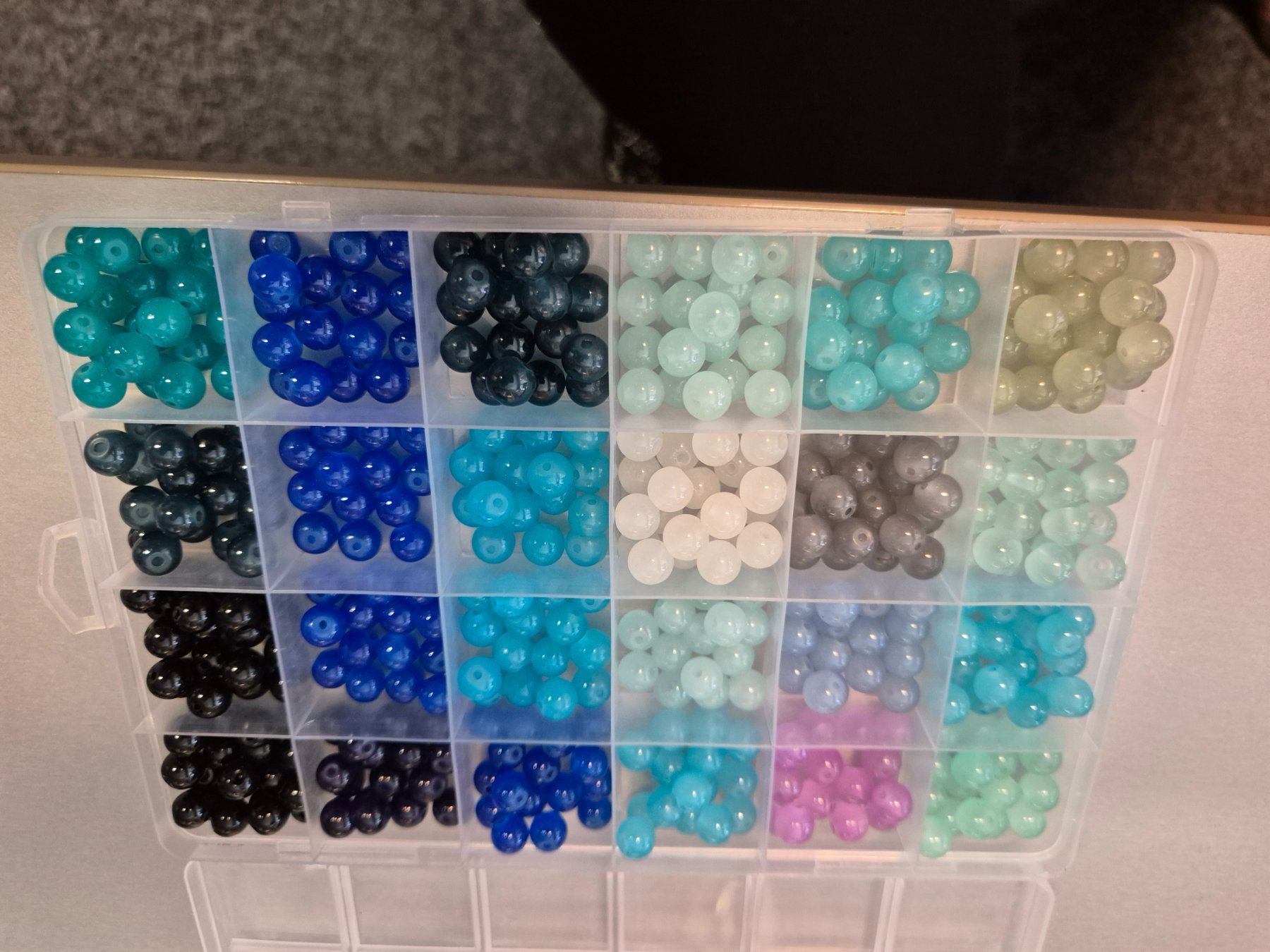 Perlen (unechte): 1 Box mit 24 Farben Glasperlen – Neu (gemäss Beschreibung) aus Läufelfingen von Netti04 3