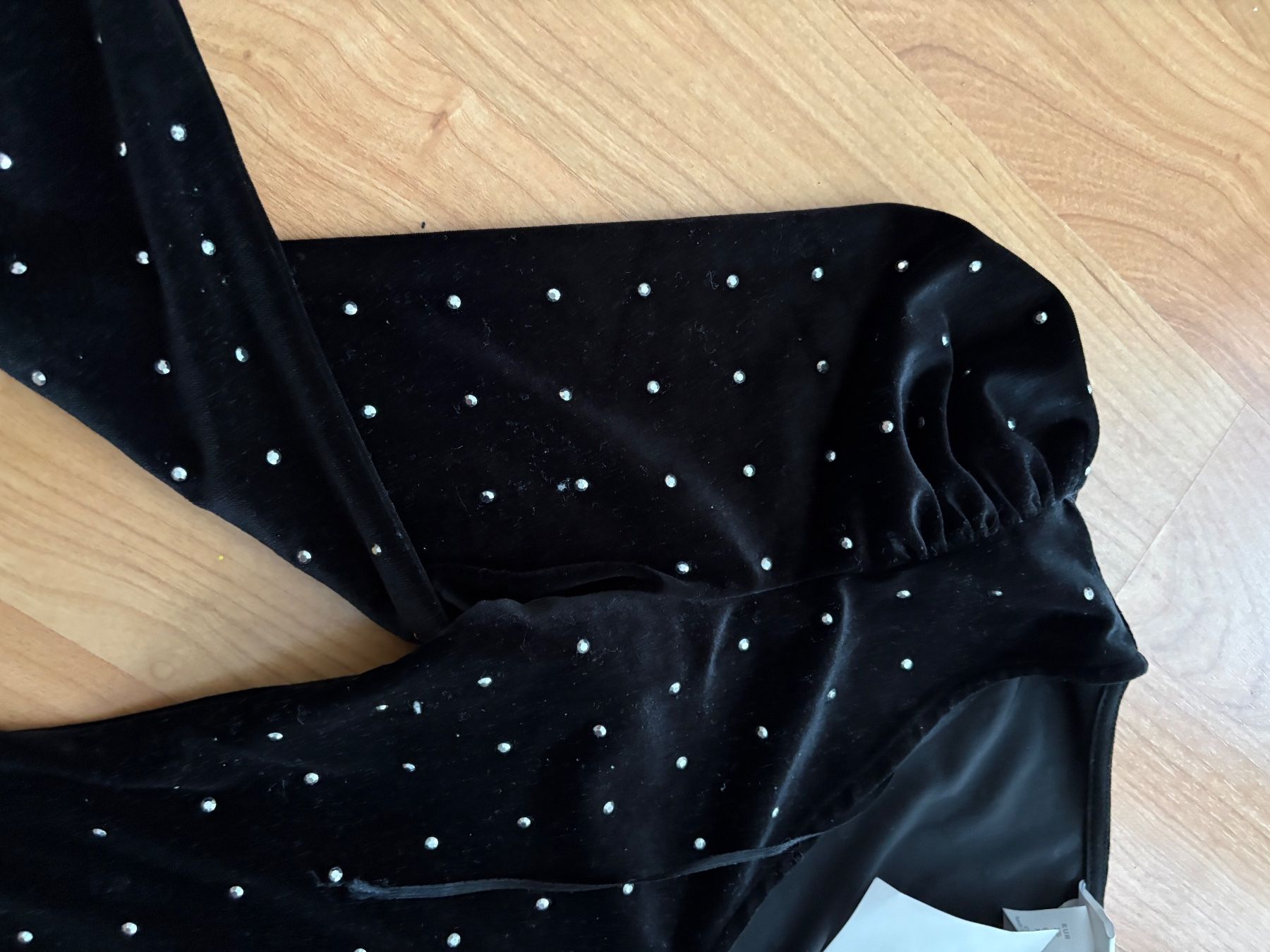 H&M Tops: Schwarzer Samt Body mit Pünktchen, Langarm, Grösse 36 – Neu und originalverpackt aus zürich von irinam 1