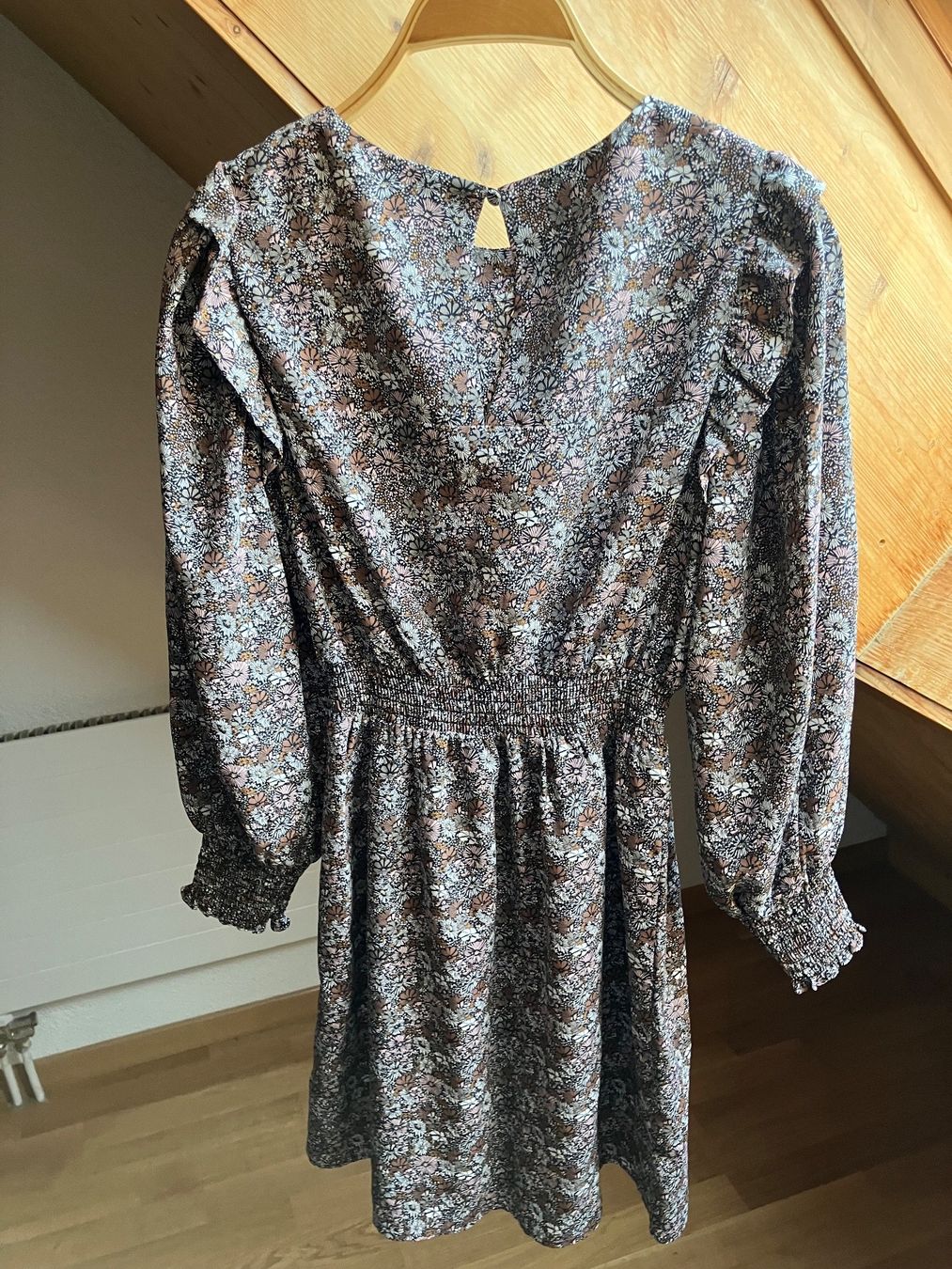 Avant Premiere Vestiti: geblümtes Herbst-Kleid Gr. 34 – Usato da St. Gallen venduto da andreav. 1