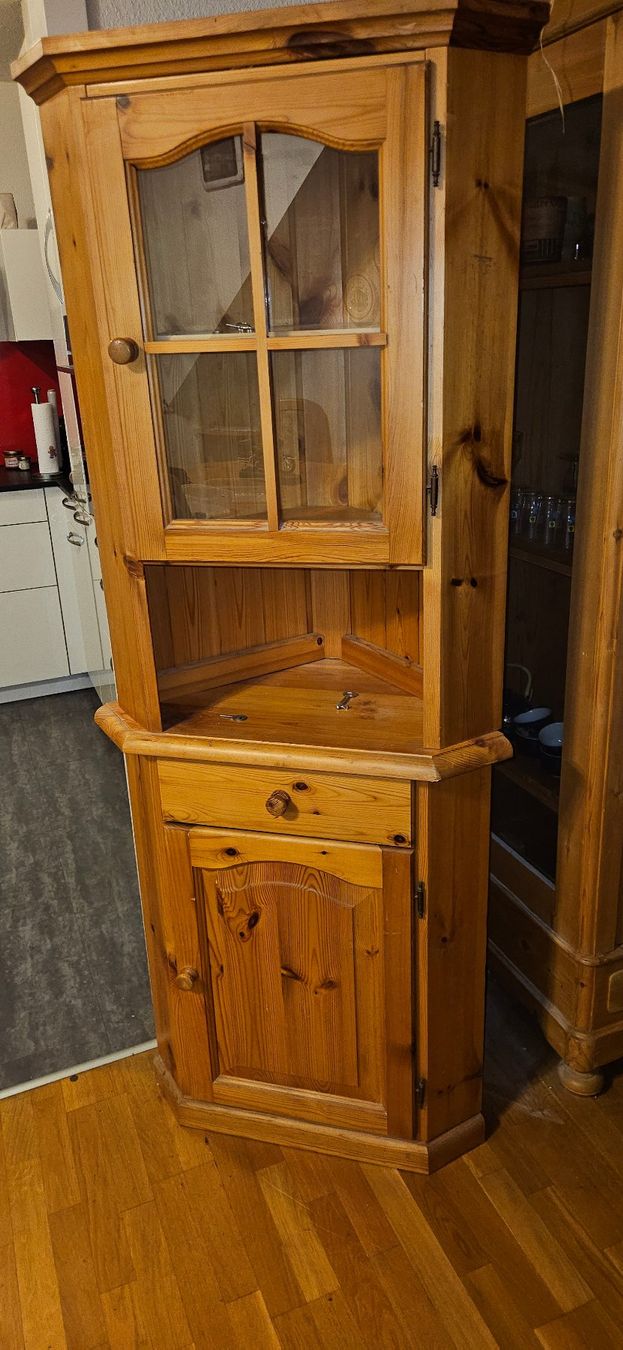 Scaffali: Eckvitrine aus Kiefernholz  gebraucht – Usato da ZIHLSCHLACHT venduto da Raja9