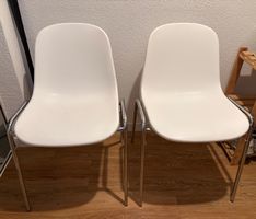 2 Stühle weiss Stapelstühle Metallgestell guter Zustand