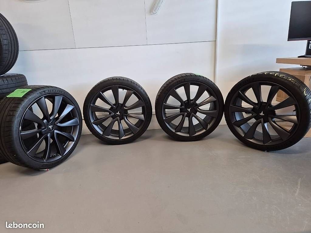 Pneus & Kompletträder: Roues pour Tesla Model 3 avec pneus été – Gebraucht aus Bussigny von NoLimiit