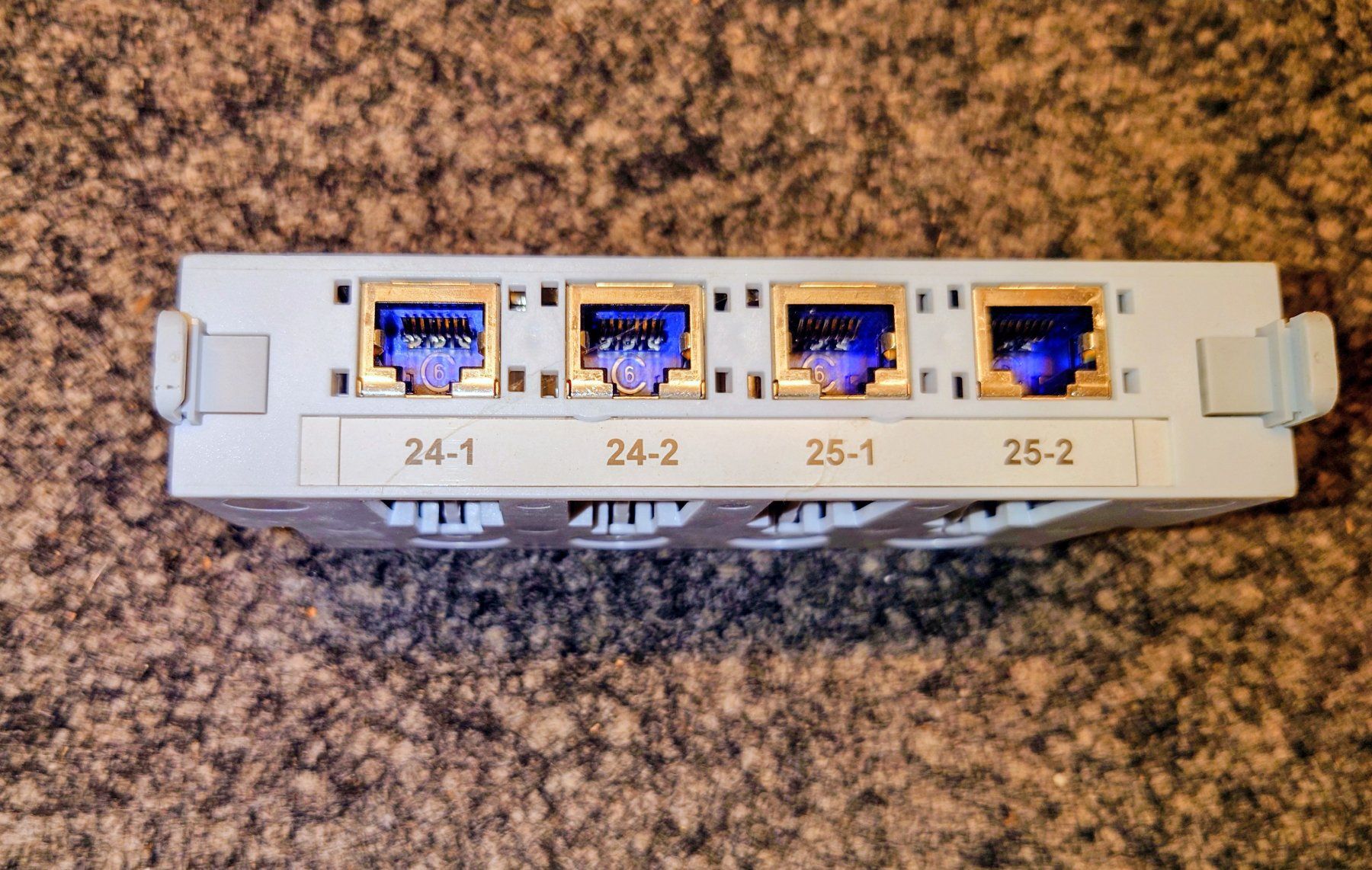 Racks & Ständer: Reichle & De-Massari Global Patchpanel 19". 60 x Kat. 6 RJ45 – Gebraucht aus Zürich von Rst7 6