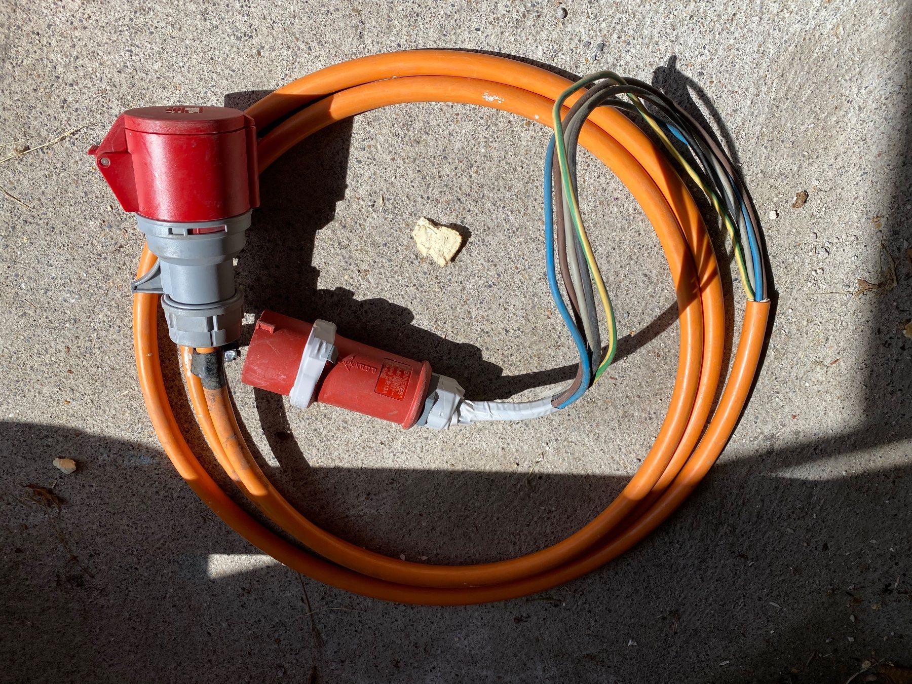 Unità & Adattatore: Adapter 16A auf 32A / Elektrokabel – Difettoso da Hinwil venduto da hasuka