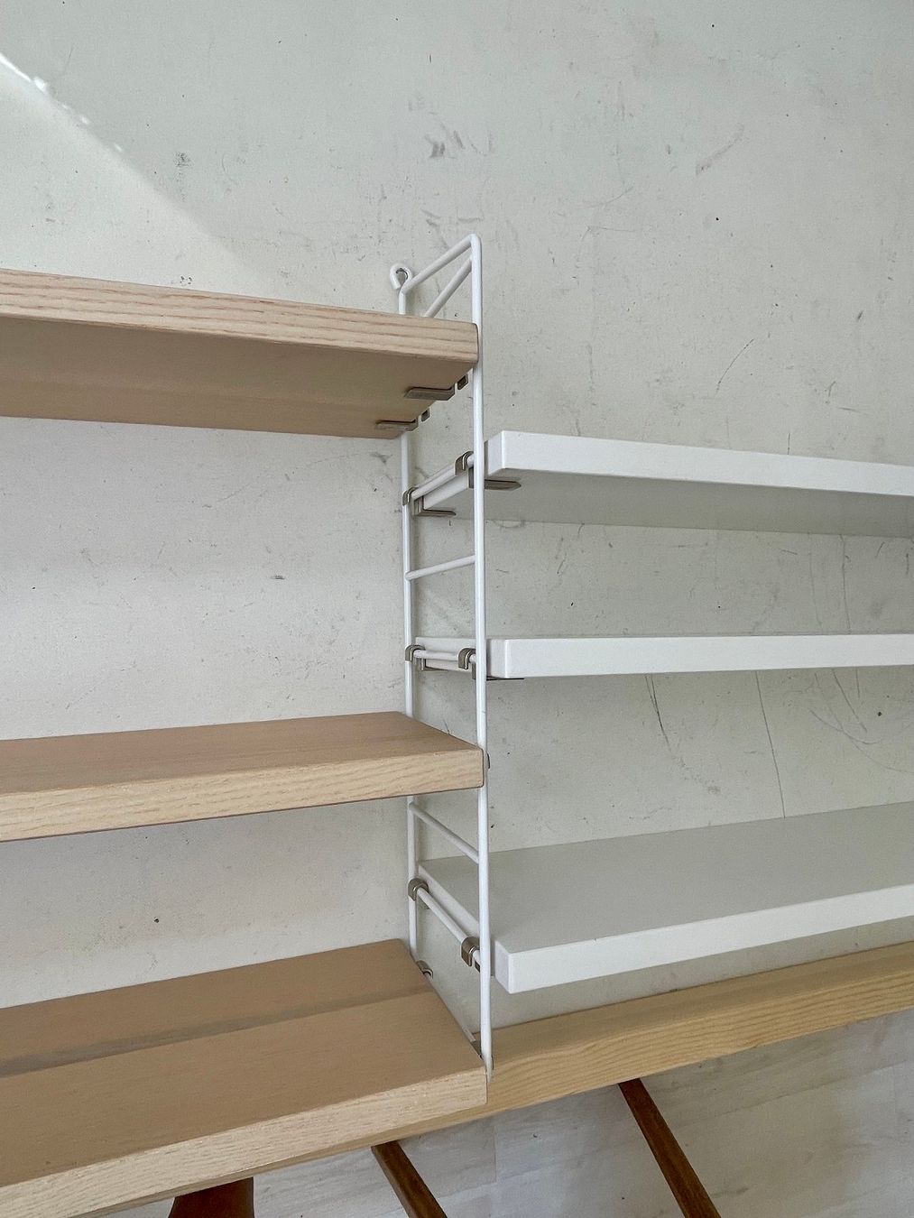Regale: STRING Wandregal mit 8 Tablaren, weiss und helles Holz – Gebraucht aus Uhwiesen von malerbis 5