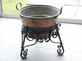 Schmiedeisenständer mit Kupferkessel