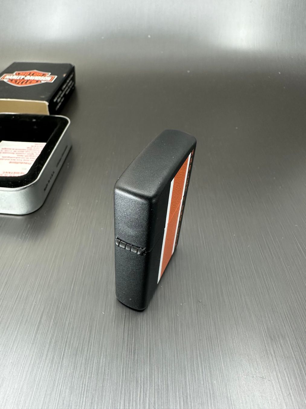 Zippo Accendini: Zippo Harley Davidson, Schwarz Orange Harley Stripe – Nuovo (secondo la descrizione) da Arisdorf venduto da Liquidus 3