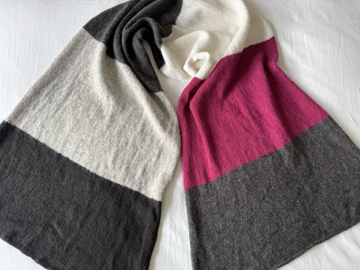 Foulard & Sciarpe: Schal handgestrickt in colour blocking, anthrazit/fuchsia – Nuovo (secondo la descrizione) da St. Gallen venduto da Hubita