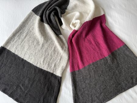 Schal handgestrickt in colour blocking, anthrazit/fuchsia