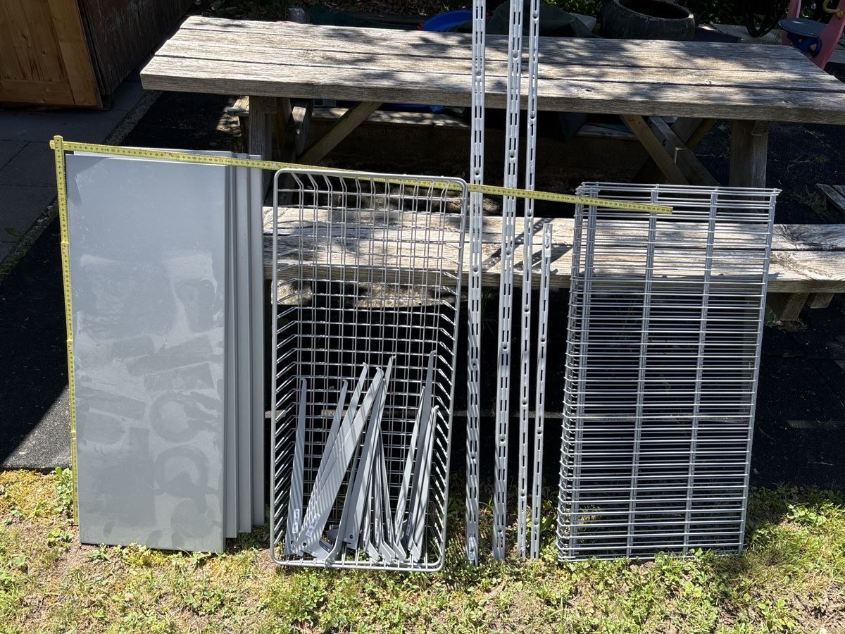 Scaffali: Metallgestell hängend Wand – Usato da Bubikon venduto da Thebasi
