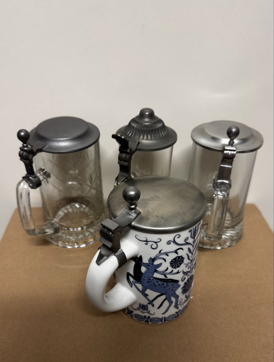 Verres: Alte Bierkrüge mit Metalldeckel  – D'occasion à Triboltingen par _Beni 1