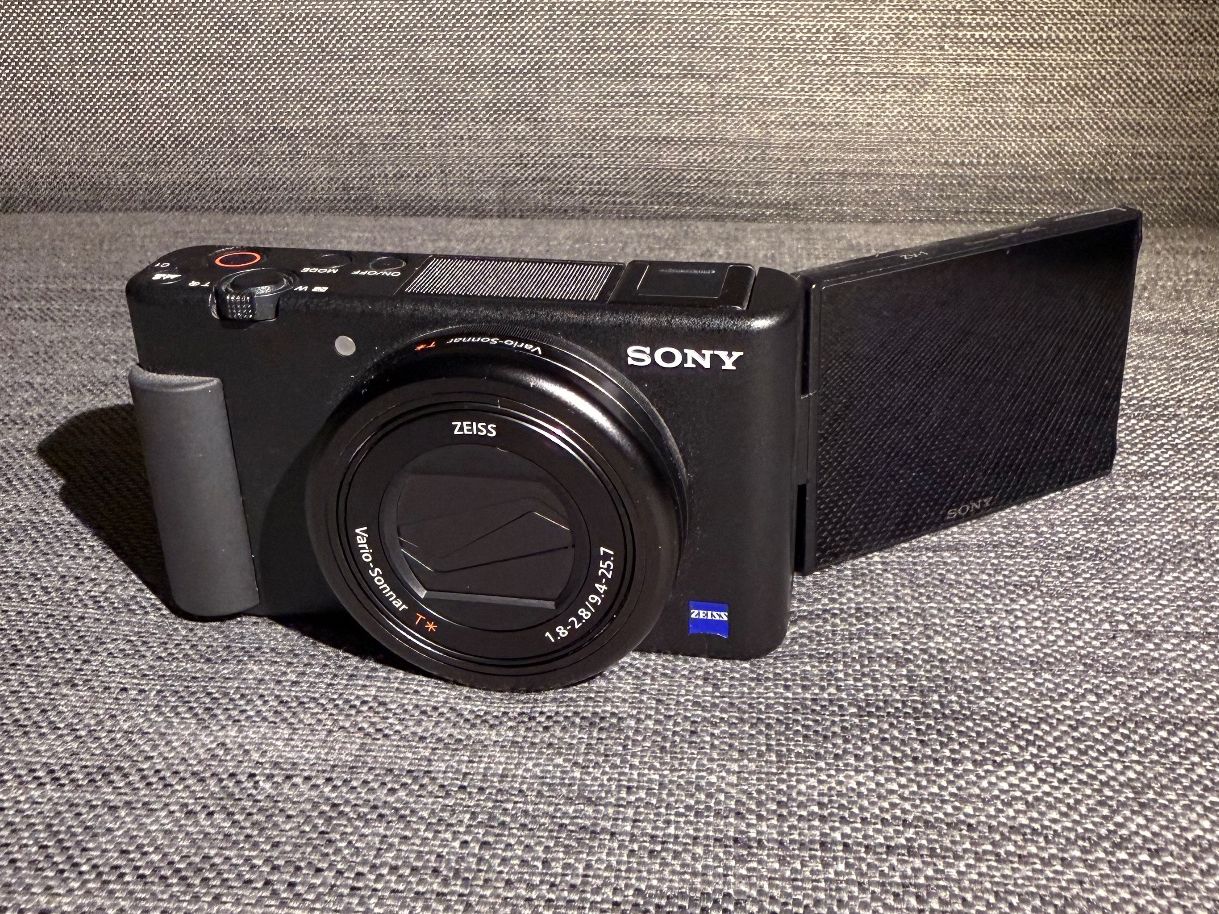 Sony Kamera: Sony ZV-1 Vlogging Kit mit Griff – Gebraucht aus Domat/Ems von clixy 3