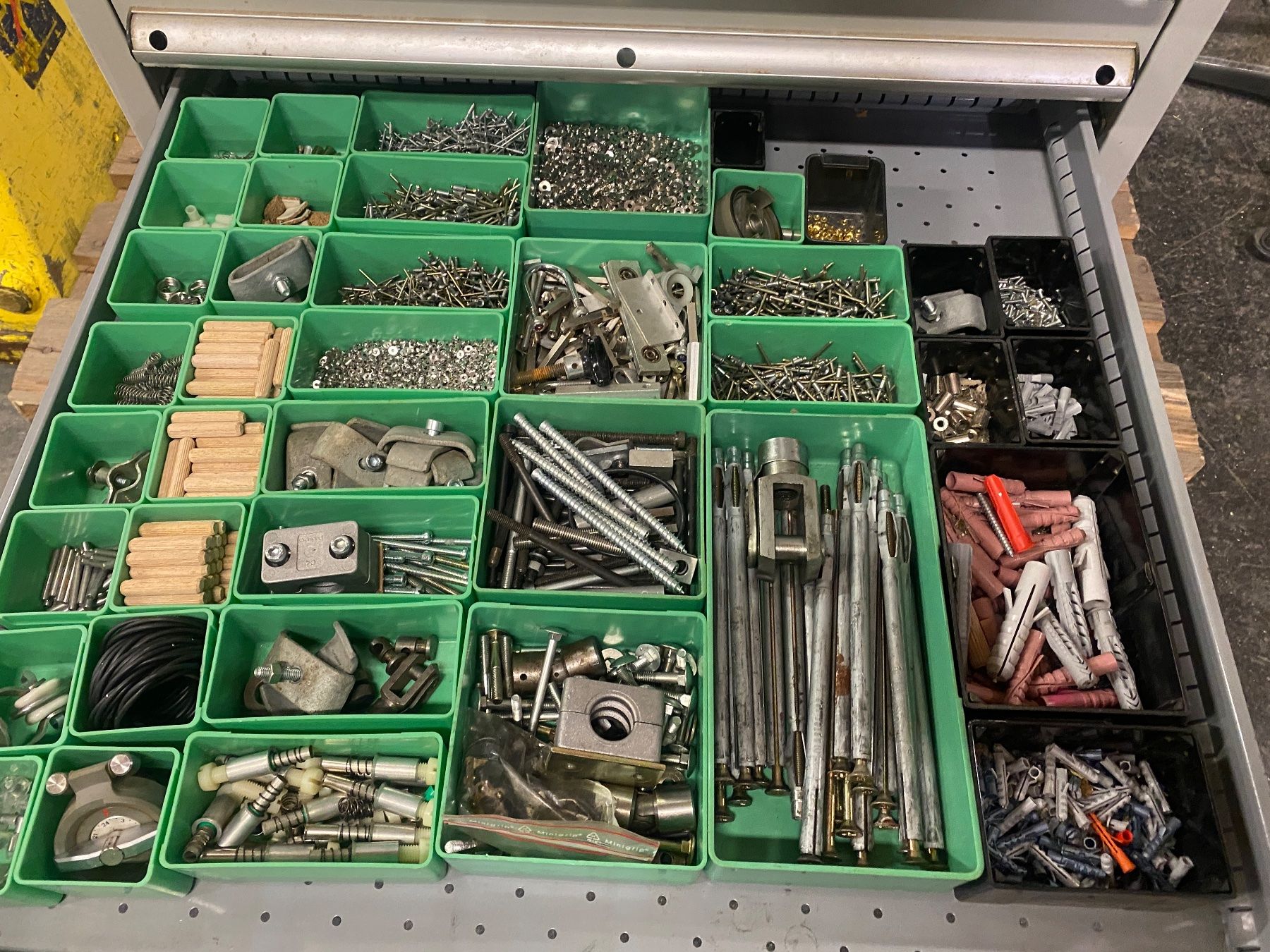 Behälter & Ähnliches: Einsatzkästen mit Inhalt ab 1.- – Gebraucht aus Wabern von HK-Design