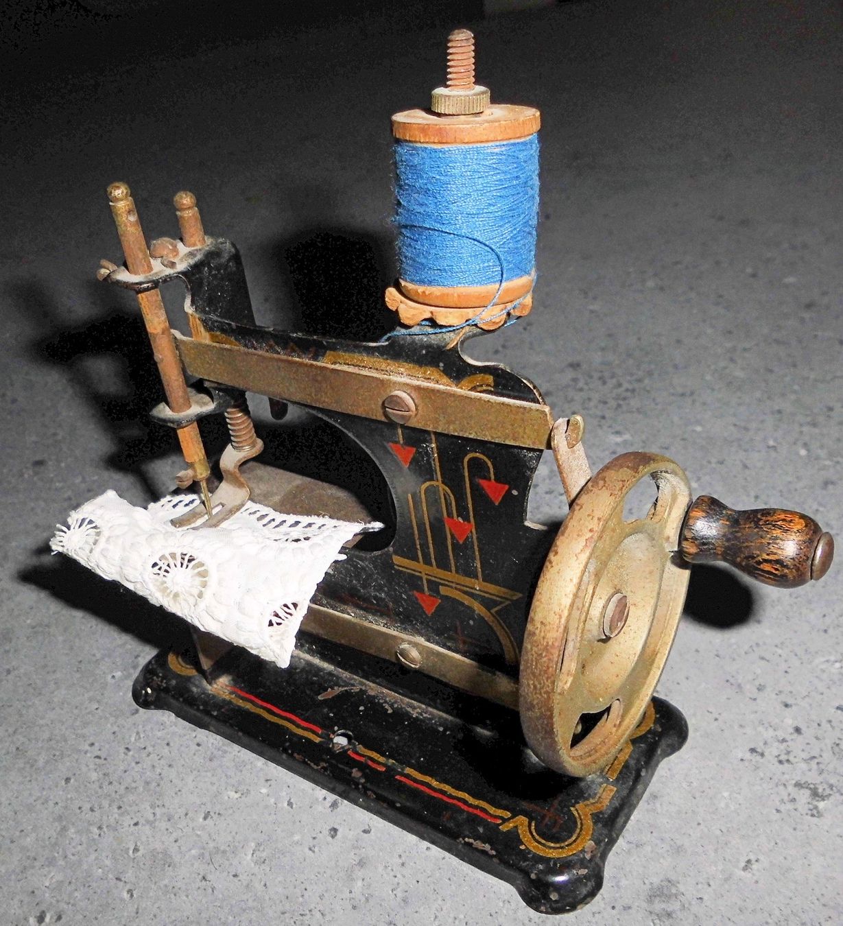 Giocattoli: Kinder-Nähmaschine div. Metalle ca. 1920 – Usato da Basel venduto da Bingis 2