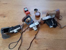 Alte Fotoapparate mit Zubehör