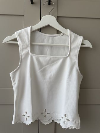 Top weiss mit Lochstickerei - Grösse S