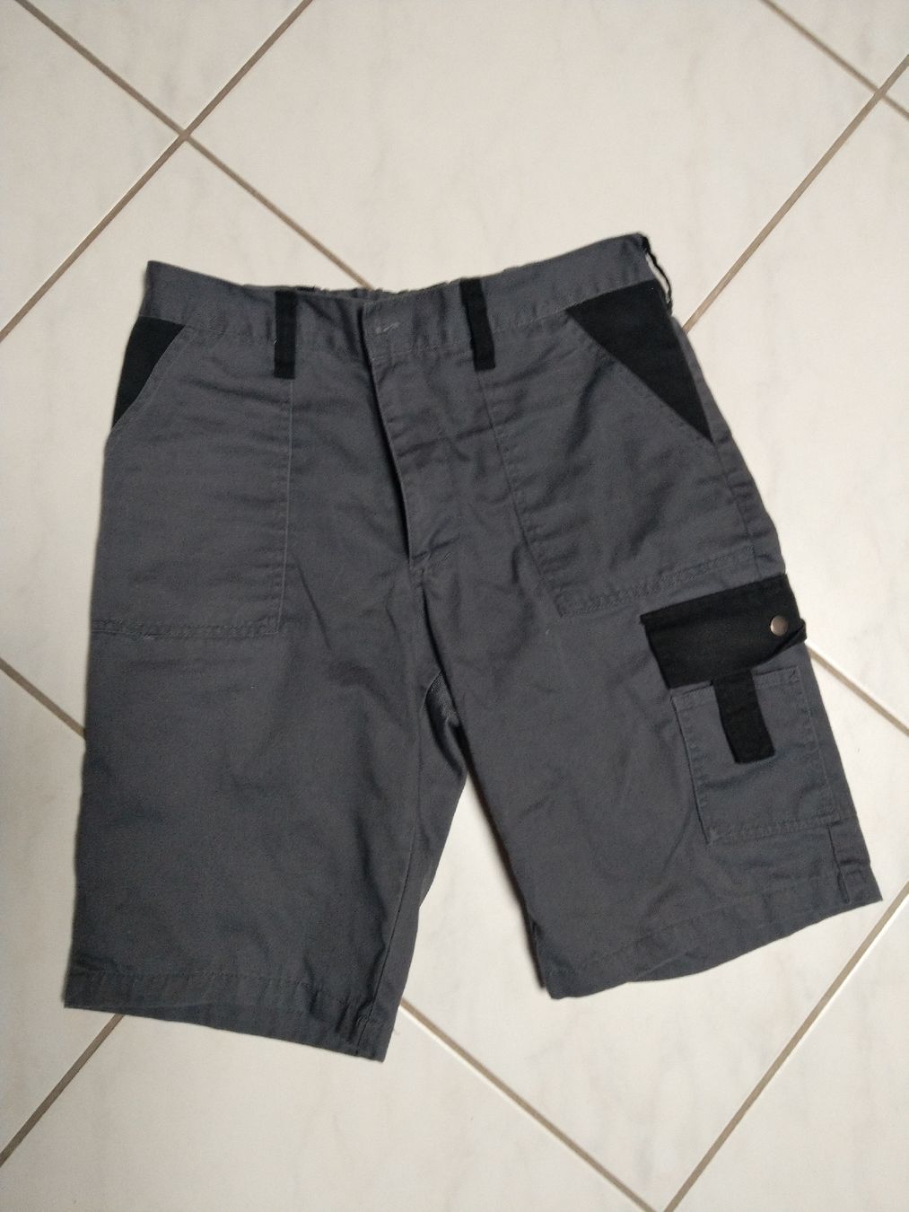 Pantaloni: Kurze Arbeitshosen – Usato da Ziefen venduto da mar_pb75