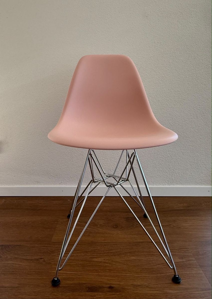 Vitra Stühle: Vitra Eames Plastic Side Chairs  (DSR  Eiffelgestell) – Neu (gemäss Beschreibung) aus Siggenthal Station von DynamicLight 2