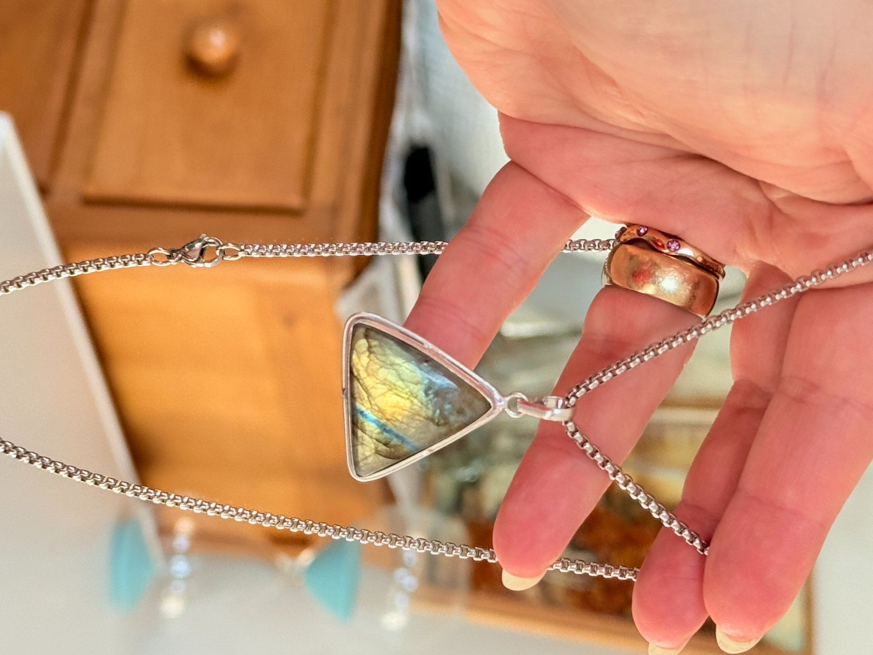 Catenine: Collier pendentif triangle Labradorite neuf! – Nuovo e nell'imballaggio originale da Genève venduto da AGBERG 3