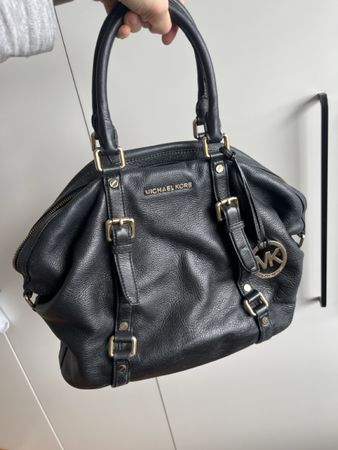 MICHAEL KORS schwarze Lederhandtasche