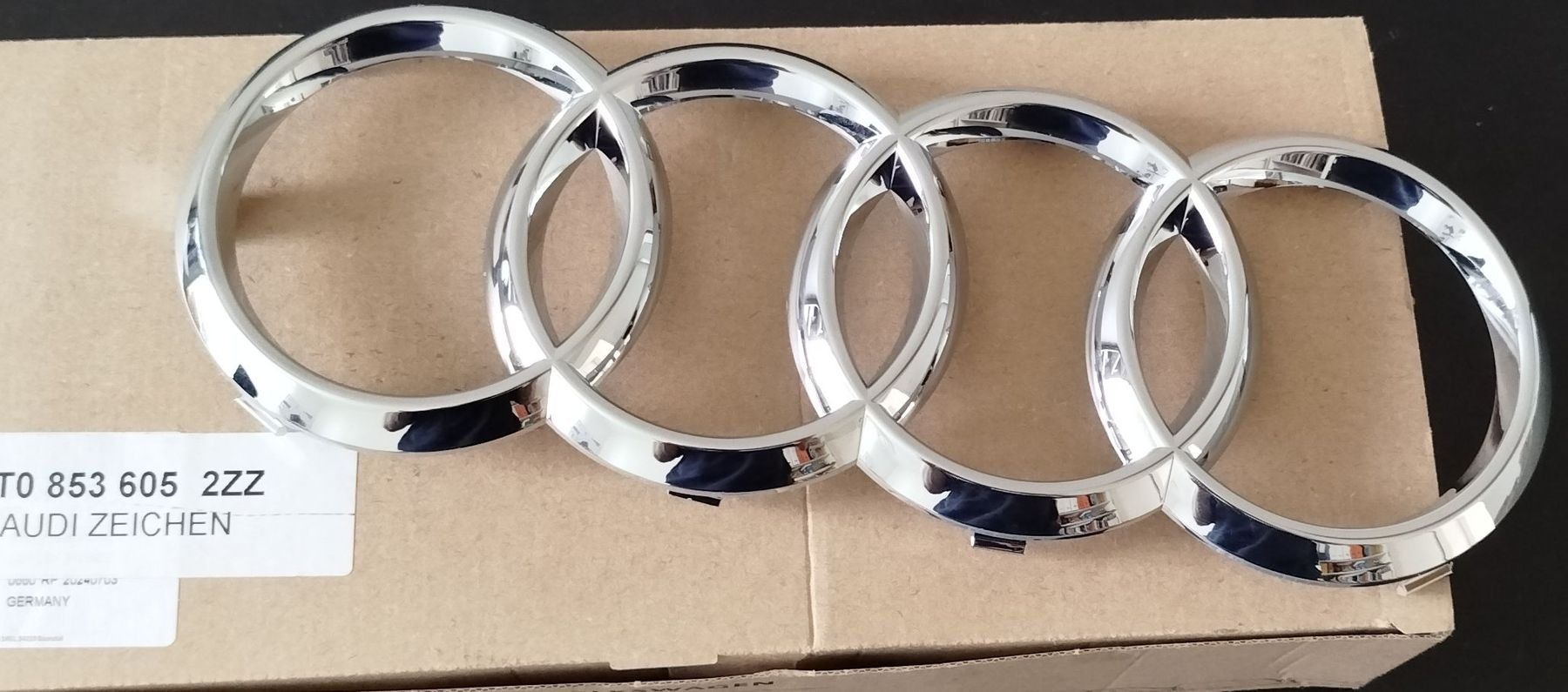 Audi Toutes les pièces auto: Neues Audi Emblem / Logo - Originalverpackt – Neuf avec emballage d'origine à Effretikon par jazz.pi