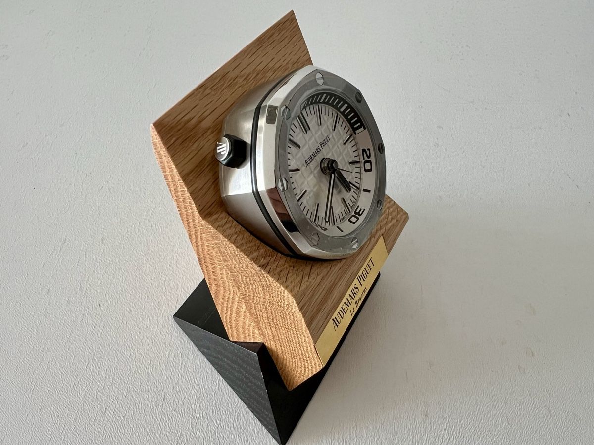 Sveglie: Audemars Piguet Royal Oak Offshore Table Clock 2016, SRP3500 – Nuovo e nell'imballaggio originale da Le Mont-sur-Lausanne venduto da LycaGallery 9