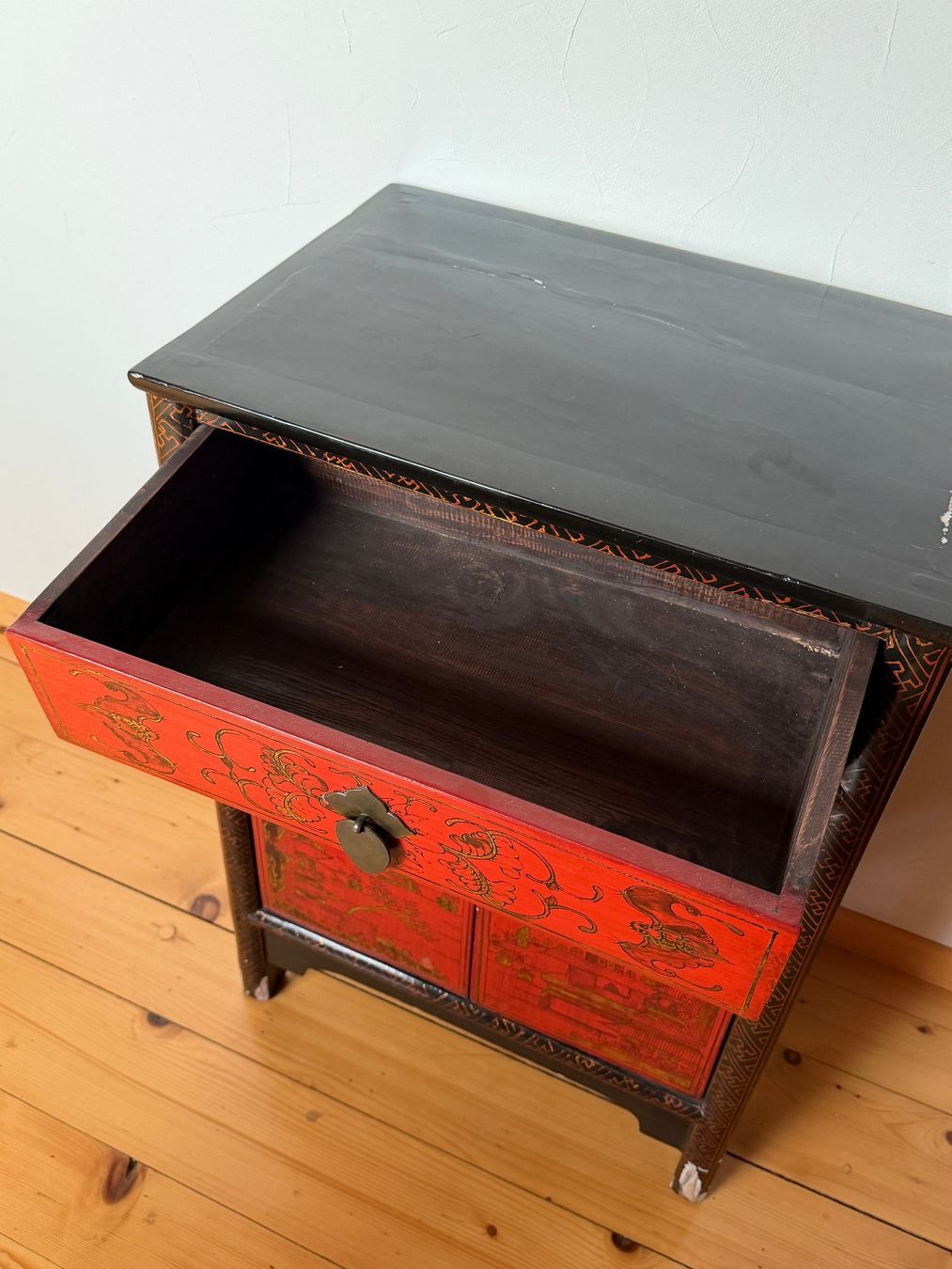 Cassettiere: Asiatische Kommode, rot-schwarz, antik – Usato da Wil SG venduto da Diomaiuta61 5