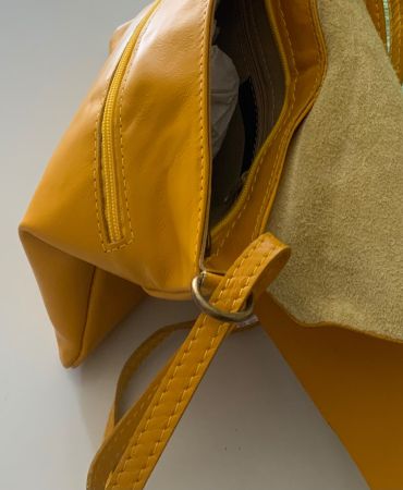 Gelbe kleine Ledertasche zum Umhängen