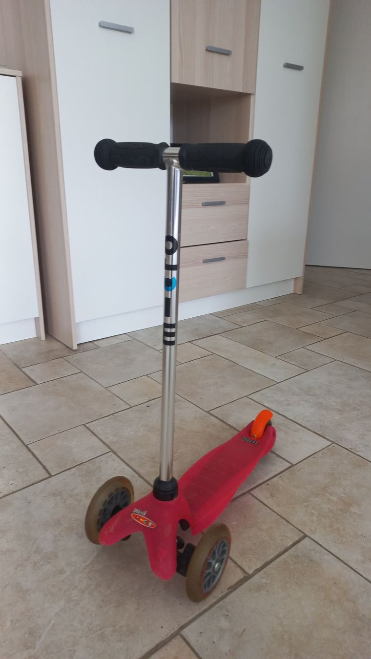 Micro Kickboard: Micro Mini Dreirad-Trotti – Usato da Bettlach venduto da dbkraehenbuehl