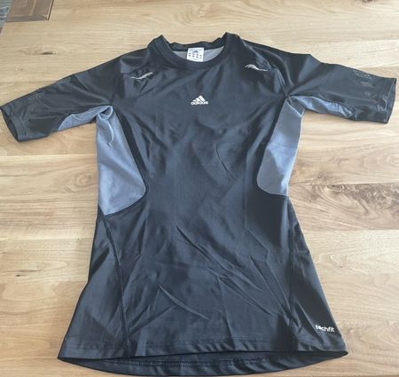 2 Adidas Techfit Kurzarmshirt Grösse M