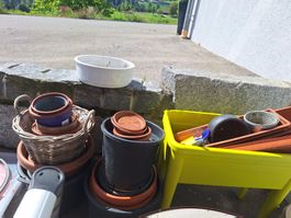 Hochbeet und Blumentöpfe